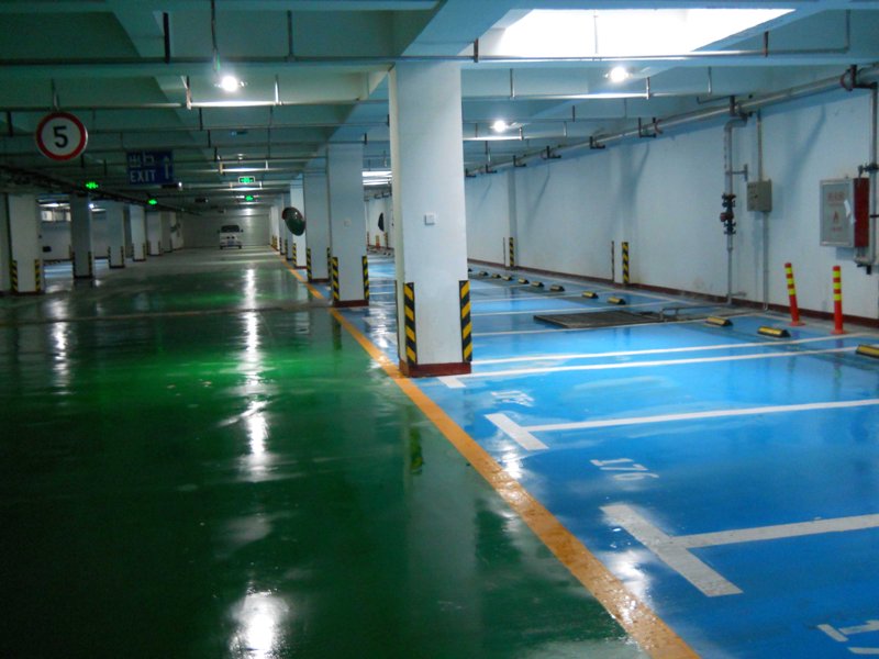 地坪工程是指在建筑物内部或外部地面进行设计、施工和维护的一系列工作，以满足使用功能要求并提高地面的质量。